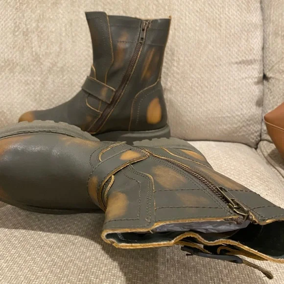 Steve Madden distressed boots - Picture 1 of 6